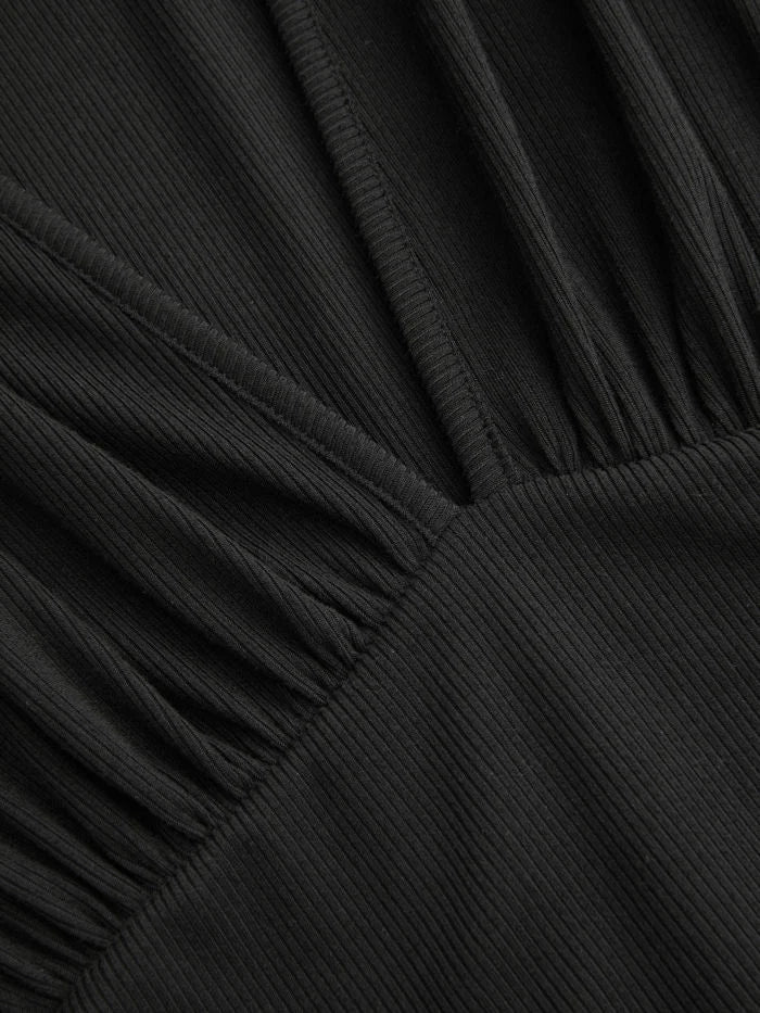 Robe noire élégante à col en V et manches évasées