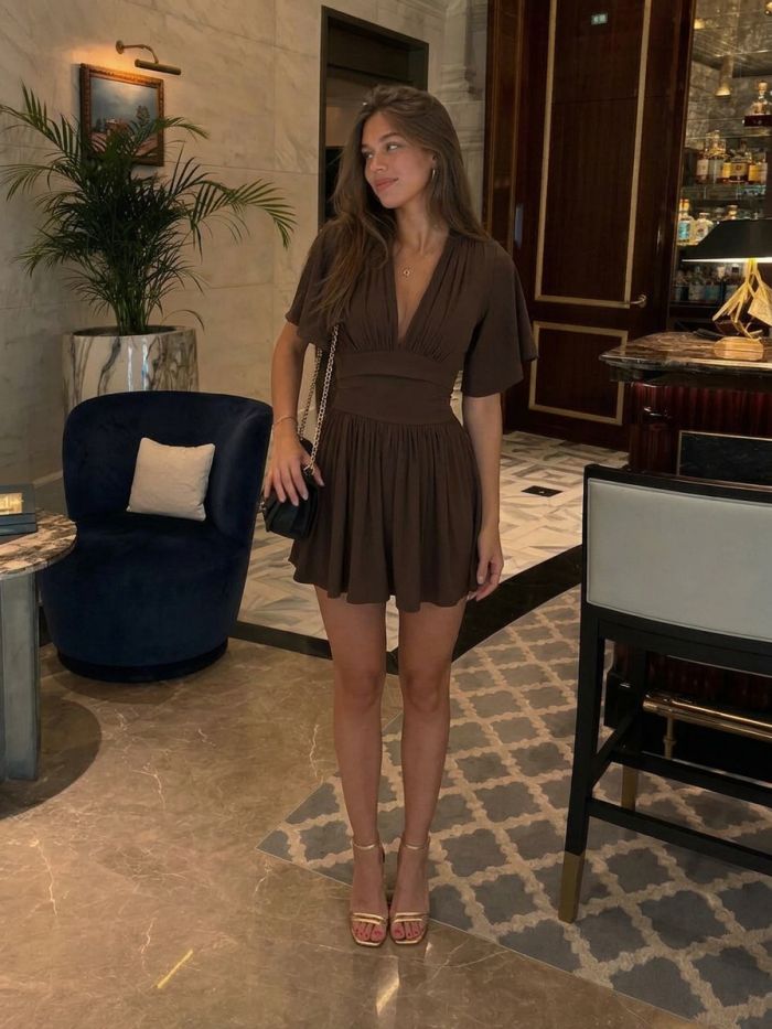 Robe noire élégante à col en V et manches évasées